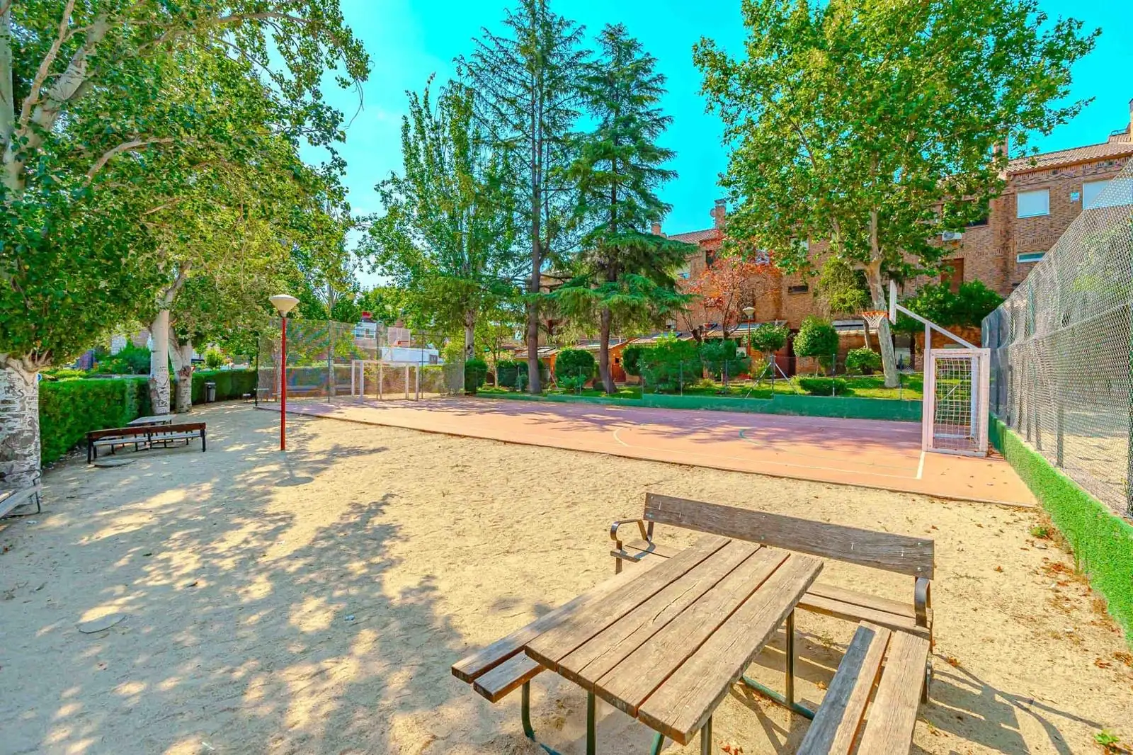 Cancha de fútbol y baloncesto